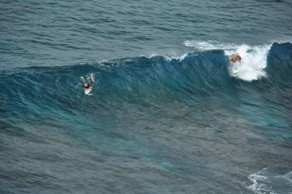 Surfistas em ação em baía de West Maui, no Havaí
